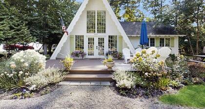Dog-friendly A-frame home near beaches & downtown with firepit, deck, badminton