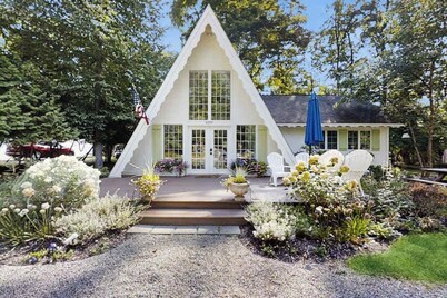 Dog-friendly A-frame home near beaches & downtown with firepit, deck, badminton
