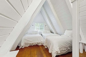 2 bedrooms, iron/ironing board, travel cot, WiFi - Dog-friendly A-frame home near beaches & downtown with firepit, deck, badminton (Charlevoix)
