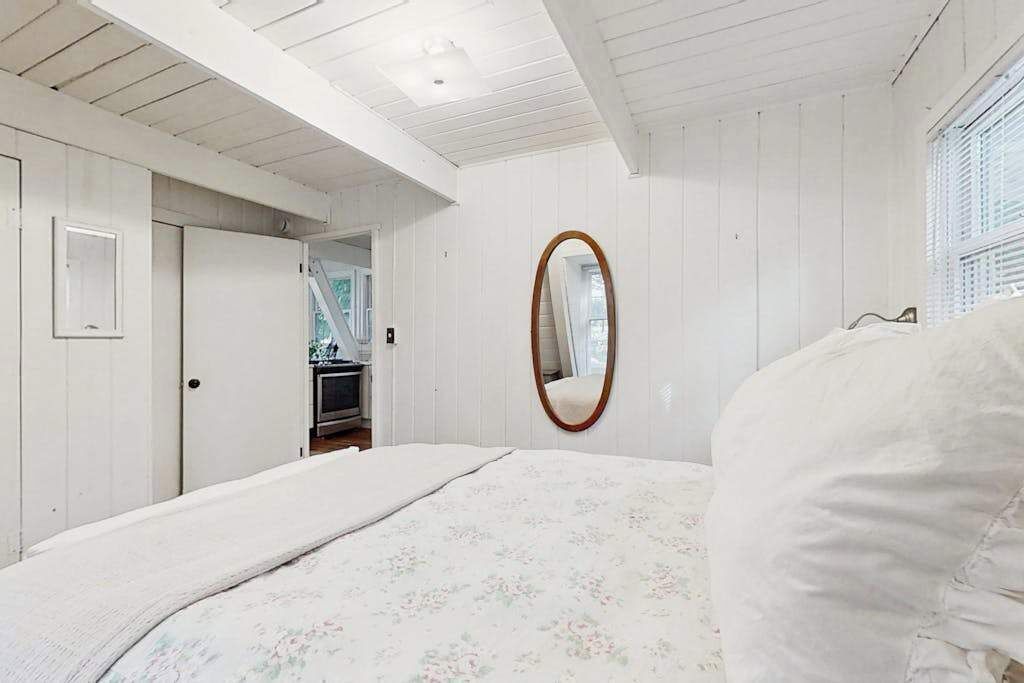 2 bedrooms, iron/ironing board, travel cot, WiFi