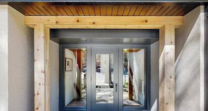 Inviting studio on The Crystal River/Lake Michigan with kitchenette, AC & WiFi