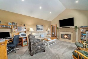 TV, fireplace, offices - Gorgeous, dog-friendly home near the lake with fireplace, grill & washer/dryer (Arcadia)