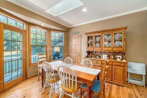 Dining - Gorgeous, dog-friendly home near the lake with fireplace, grill & washer/dryer (Arcadia)