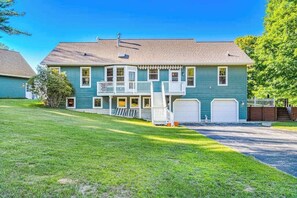 Exterior - Gorgeous, dog-friendly home near the lake with fireplace, grill & washer/dryer (Arcadia)