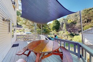 Outdoor dining - Updated historical cottage near the beach with a fireplace, washer/dryer, AC (Empire)