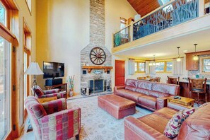 TV, fireplace, DVD player, offices - Newly remodeled waterfront home on Little Glen Lake with deck, gas grill, AC (Empire)