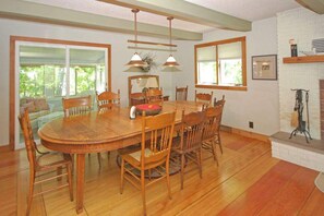 Dining - Spacious lake access home with a washer/dryer, central AC, nearby tennis (Glen Arbor)