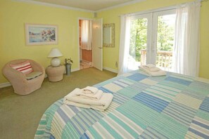 Iron/ironing board, Internet, bed sheets - Spacious lake access home with a washer/dryer, central AC, nearby tennis (Glen Arbor)