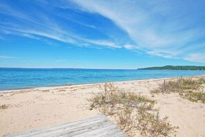 Beach - Spacious lake access home with a washer/dryer, central AC, nearby tennis (Glen Arbor)