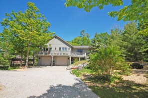 Exterior - Spacious lake access home with a washer/dryer, central AC, nearby tennis (Glen Arbor)