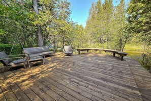 Terrace/patio - Riverside wooded home with outdoor hot tub, fire pit, gas grill & WIFI (Beulah)