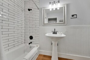 Shower, towels - Spacious, airy home near Little Glen Lake with gas grill, deck, and new firepit (Empire)