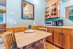 Dining - Secluded home w/ private grill, gas fireplace, full kitchen, and free WiFi (Arcadia)