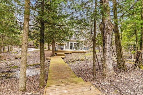 Secluded home w/ private grill, gas fireplace, full kitchen, and free WiFi
