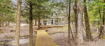 Secluded home w/ private grill, gas fireplace, full kitchen, and free WiFi