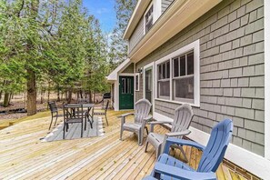 Outdoor dining - Secluded home w/ private grill, gas fireplace, full kitchen, and free WiFi (Arcadia)