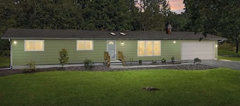 Charming Harbor Country Home w/ large yard, outdoor dining, fire pit & gas grill