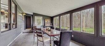 Charming Harbor Country Home w/ large yard, outdoor dining, fire pit & gas grill