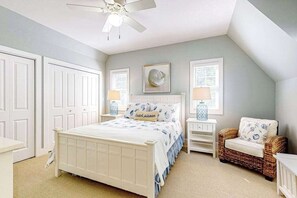 4 bedrooms, iron/ironing board, travel cot, WiFi - Newly-updated grand home in Union Pier‚Äôs Lakeshore Cottages with pool (Union Pier)