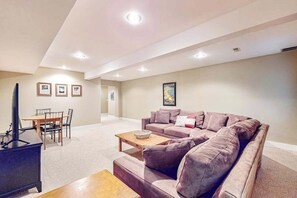TV, fireplace, offices - Newly-updated grand home in Union Pier‚Äôs Lakeshore Cottages with pool (Union Pier)