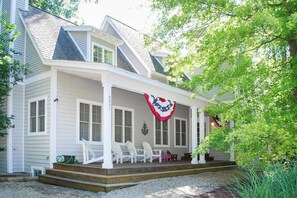 Exterior - Newly-updated grand home in Union Pier‚Äôs Lakeshore Cottages with pool (Union Pier)