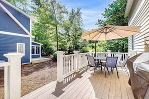 Outdoor dining - Newly-updated grand home in Union Pier‚Äôs Lakeshore Cottages with pool (Union Pier)