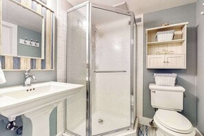 Shower, hair dryer, towels - Newly-updated grand home in Union Pier‚Äôs Lakeshore Cottages with pool (Union Pier)