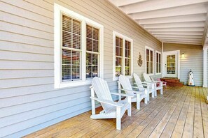 Terrace/patio - Newly-updated grand home in Union Pier‚Äôs Lakeshore Cottages with pool (Union Pier)