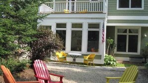Un bâtiment à deux étages doté d’un balcon, d’un espace extérieur aménagé pour s’asseoir et d’un drapeau américain.