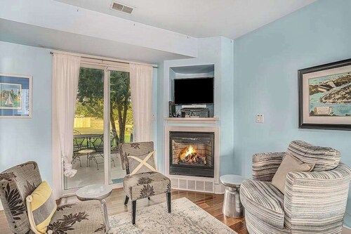 Stylish Dog-Friendly Condo W/ Free Wifi, Patio, Outdoor Pool