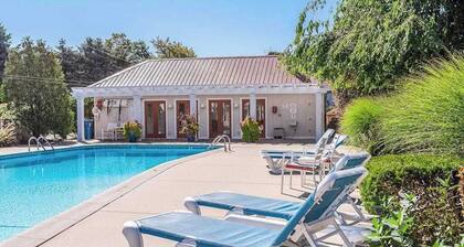 Stylish Dog-Friendly Condo W/ Free Wifi, Patio, Outdoor Pool