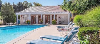 Stylish Dog-Friendly Condo W/ Free Wifi, Patio, Outdoor Pool