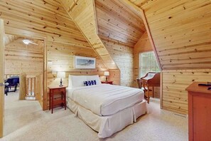 3 bedrooms, iron/ironing board, WiFi, bed sheets - Classic Family Cabin W/ Screened Deck, Free WiFi & Hot Tub (Saugatuck)