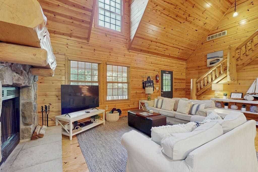 Una televisión, una chimenea, una oficina