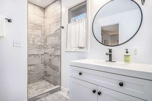 Shower, hair dryer, towels - Home with central AC, WiFi, fireplace, gas grill, washer/dryer (Saugatuck)