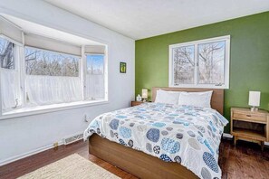 3 bedrooms, iron/ironing board, WiFi, bed sheets - Home with central AC, WiFi, fireplace, gas grill, washer/dryer (Saugatuck)