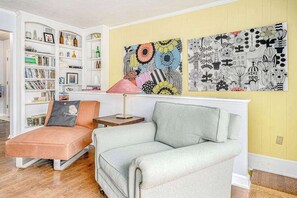 TV, fireplace, DVD player, offices - Home with central AC, WiFi, fireplace, gas grill, washer/dryer (Saugatuck)