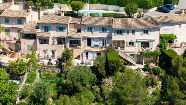 A multi-story building with balconies, a swimming pool, and lush greenery. - Le Pioulier – Villa in Vence with an open view (Vence)