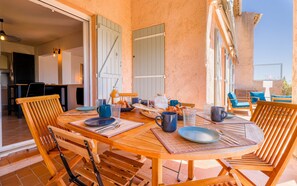 Outdoor dining - Le Pioulier – Villa in Vence with an open view (Vence)