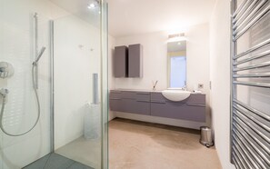 Douche, sèche-cheveux, serviettes fournies