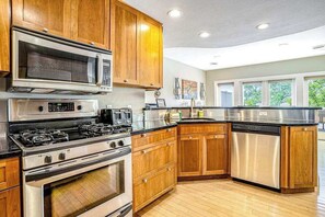 Refrigerador, microondas, horno y parrilla de estufa 