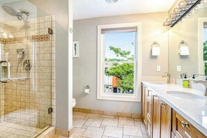 Shower, hair dryer, towels - Riverfront Home w/Private Deck/River Views/Free WiFi - Near Restaurants/Marina (Saugatuck)