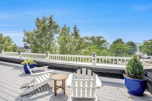 Terrace/patio - Riverfront Home w/Private Deck/River Views/Free WiFi - Near Restaurants/Marina (Saugatuck)