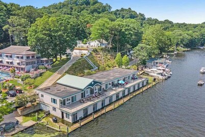 Cute riverfront condo w/ shared deck, and kitchenette - close to beach