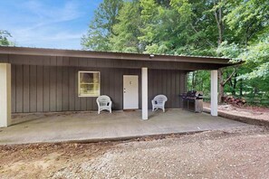 Terrace/patio - Peaceful wooded escape w/ kitchenette, gas grill, WIFI, lakes & trails nearby (Covert)