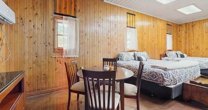 Peaceful wooded escape w/ kitchenette, gas grill, WIFI, lakes & trails nearby