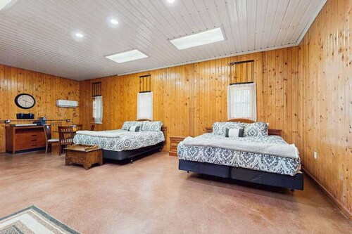 Peaceful wooded escape w/ kitchenette, gas grill, WIFI, lakes & trails nearby
