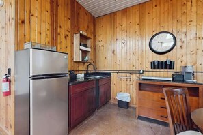 Fridge, microwave, stovetop, coffee/tea maker - Peaceful wooded escape w/ kitchenette, gas grill, WIFI, lakes & trails nearby (Covert)