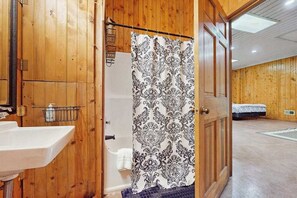 Shower, towels - Peaceful wooded escape w/ kitchenette, gas grill, WIFI, lakes & trails nearby (Covert)