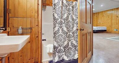Peaceful wooded escape w/ kitchenette, gas grill, WIFI, lakes & trails nearby